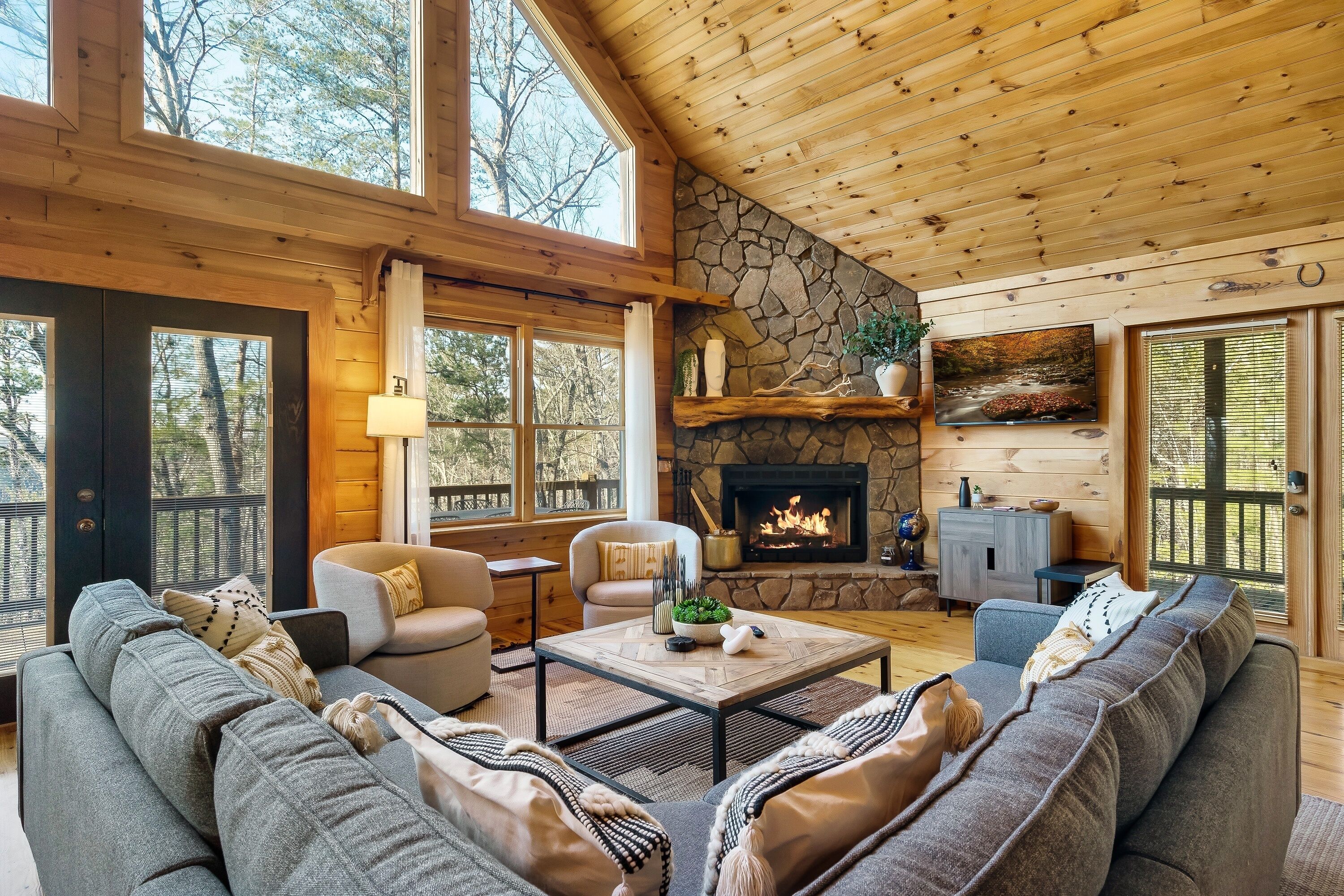 Smart-tv, eldstad och ett bordtennisbord