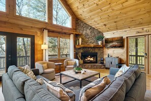 Smart-tv, eldstad och ett bordtennisbord