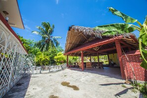 Télévision à écran plat de 32 pouces avec chaînes numériques, télévision