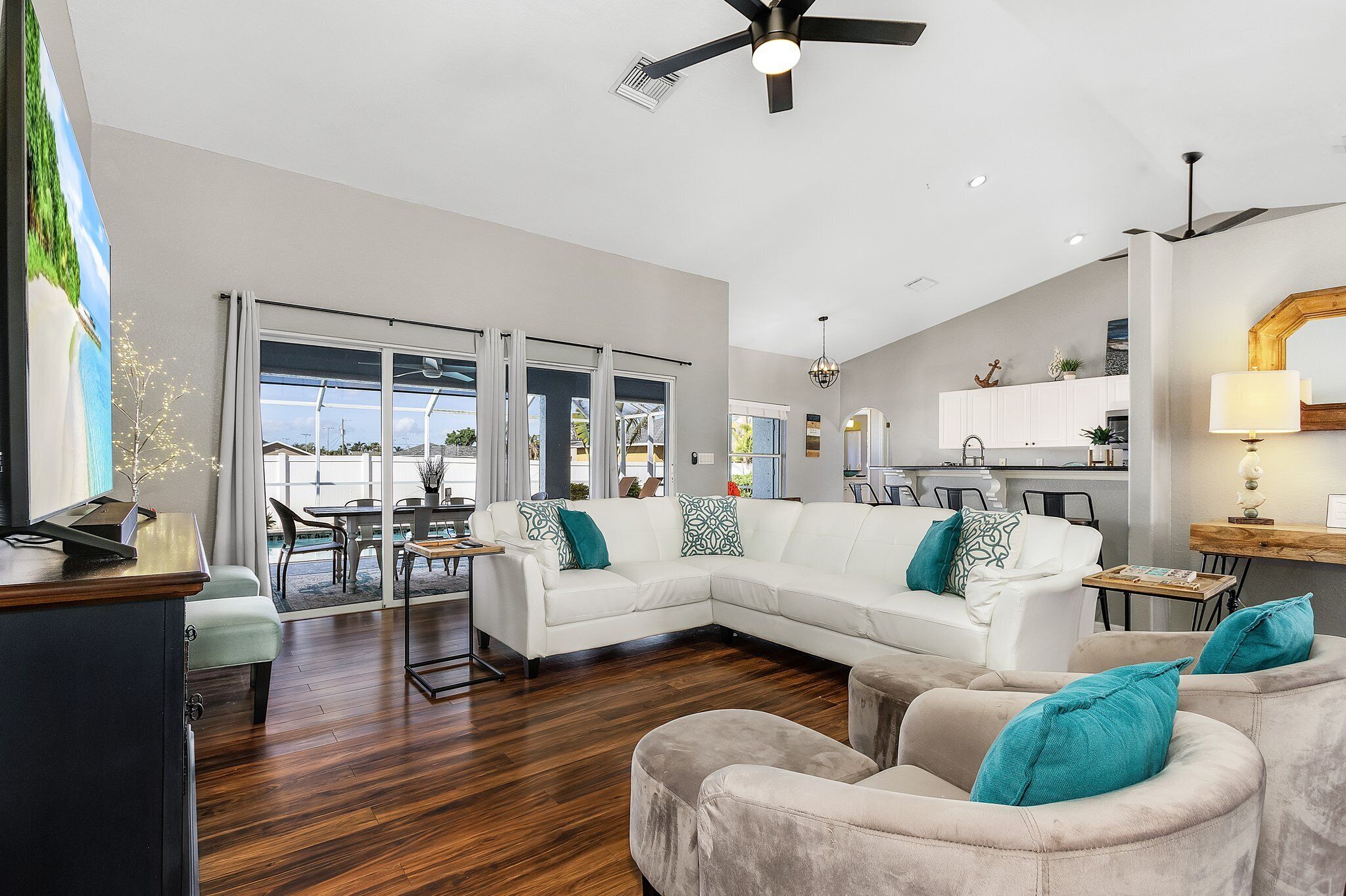 TV connectée, baby-foot, table de tennis de table, livres