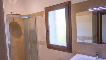 Dusche, Haartrockner, Bidet