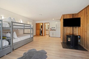 4 bedrooms, WiFi, bed sheets
