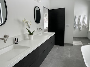 Combined shower/bathtub - Ski in ski out Mountain Modern Townhouse (Whitefish)