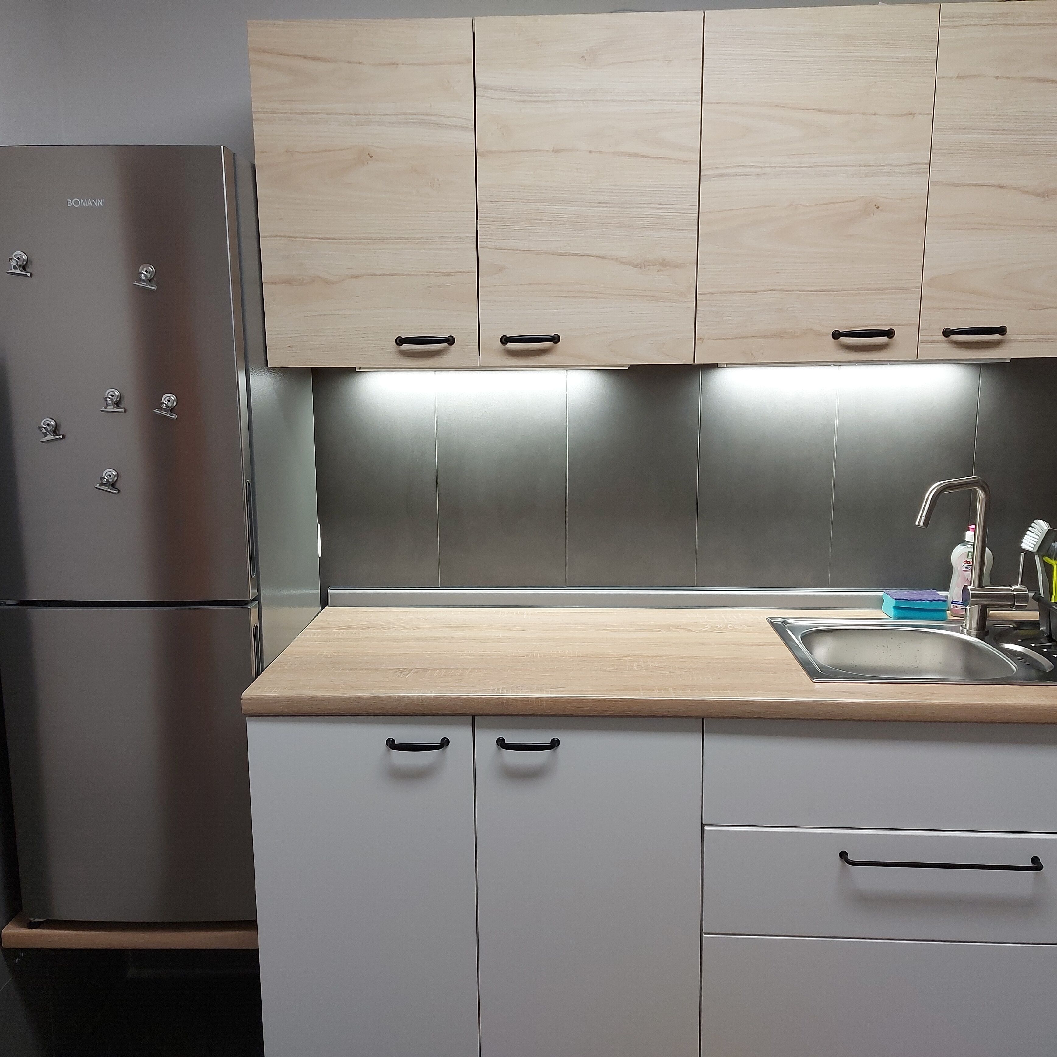 Kühlschrank, Mikrowelle, Ofen, Herdplatte