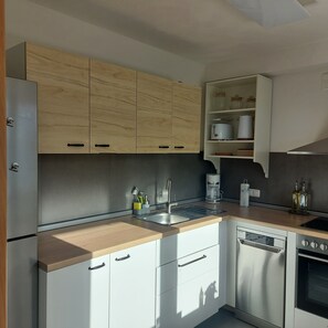 Kühlschrank, Mikrowelle, Ofen, Herdplatte