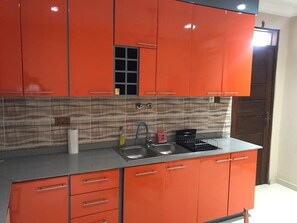 Kühlschrank, Mikrowelle, Ofen, Herdplatte