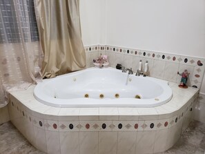 Een bad, handdoeken, zeep, shampoo