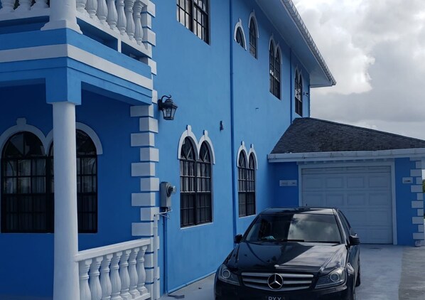 Parkeerplaatsen op het terrein