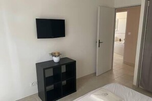 3 bedrooms, iron/ironing board, travel cot, WiFi