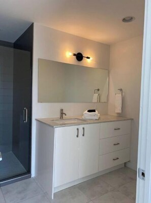 Douche, séchoir à cheveux, serviettes fournies, savon