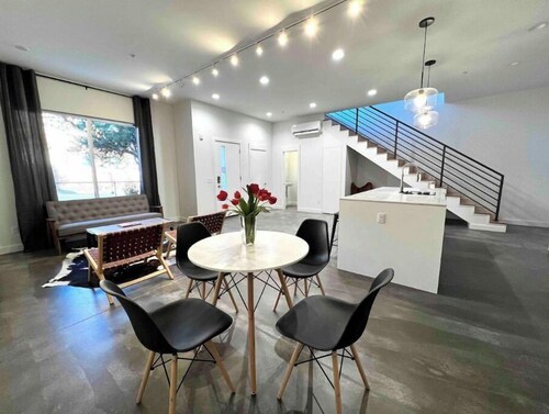 Downtown 3 Level Modern Condo 2 Private Balconies Unit B