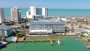 A coastal hotel with a marina, multiple buildings, and a clear view of the ocean. - Beach Haven in South Clearwater Beach (Clearwater Beach)