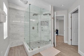 Badewanne, Bidet, Handtücher