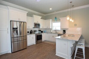 Fridge, microwave, oven, stovetop - Peace, Love, and Sandy Feet (Bolivar Peninsula)