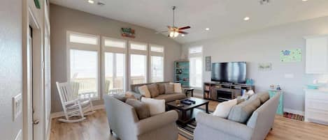 Televisión de pantalla plana y oficina