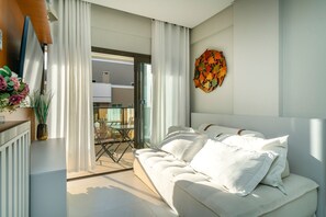 客房 | 起居区 | 32-英寸智能电视 （配备数码频道）、电视