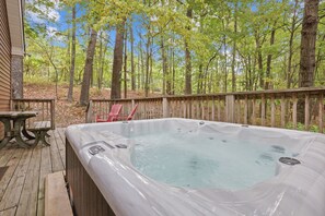Outdoor spa tub - Brown Manor (Hocking Hills Area) (Rockbridge)