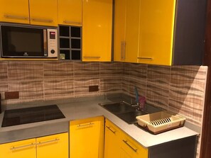 Kjøleskap, mikrobølgeovn, ovn og kokeplater