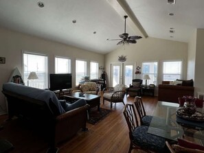 Televisión y oficina 