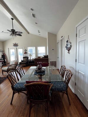 Interior - La Casa Bonita: 2  BR, 2  BA House in Crystal beach, Sleeps 8 (Bolivar Peninsula)