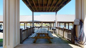 Outdoor dining - Redfish Tower: 3  BR, 3  BA House in Pt. Bolivar, Sleeps 8 (Bolivar Peninsula)