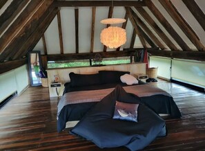 4 bedrooms, desk, travel cot, WiFi