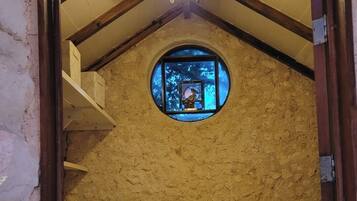 4 bedrooms, desk, travel cot, WiFi