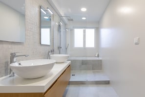 Shower, hair dryer, towels