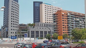 Stadsgezicht met moderne gebouwen, waaronder het hotel ILUNION Hotels.