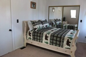 3 bedrooms, desk, iron/ironing board, free WiFi