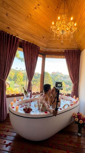 Premium bedding, down duvets, pillow-top beds, minibar - Pousada Recanto dos Moinhos (Campos do Jordão)