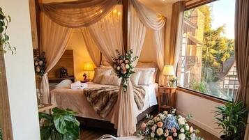 Quarto casal lua de mel, 1 cama Queen, banheira de hidromassagem, vista para a montanha | Roupas de cama premium, edredons de pluma, camas com colchões pillow-top