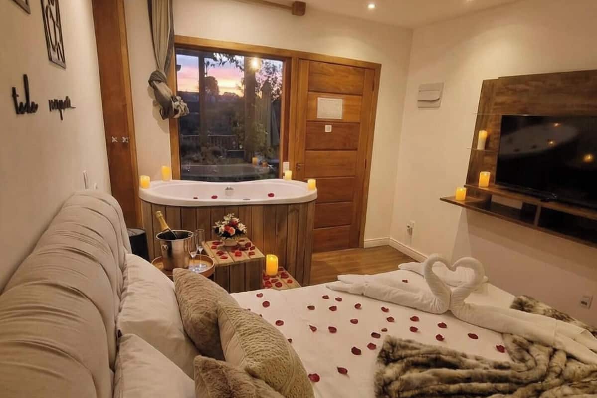 Bộ đồ giường cao cấp, chăn bông, nệm có lớp đệm bông, minibar