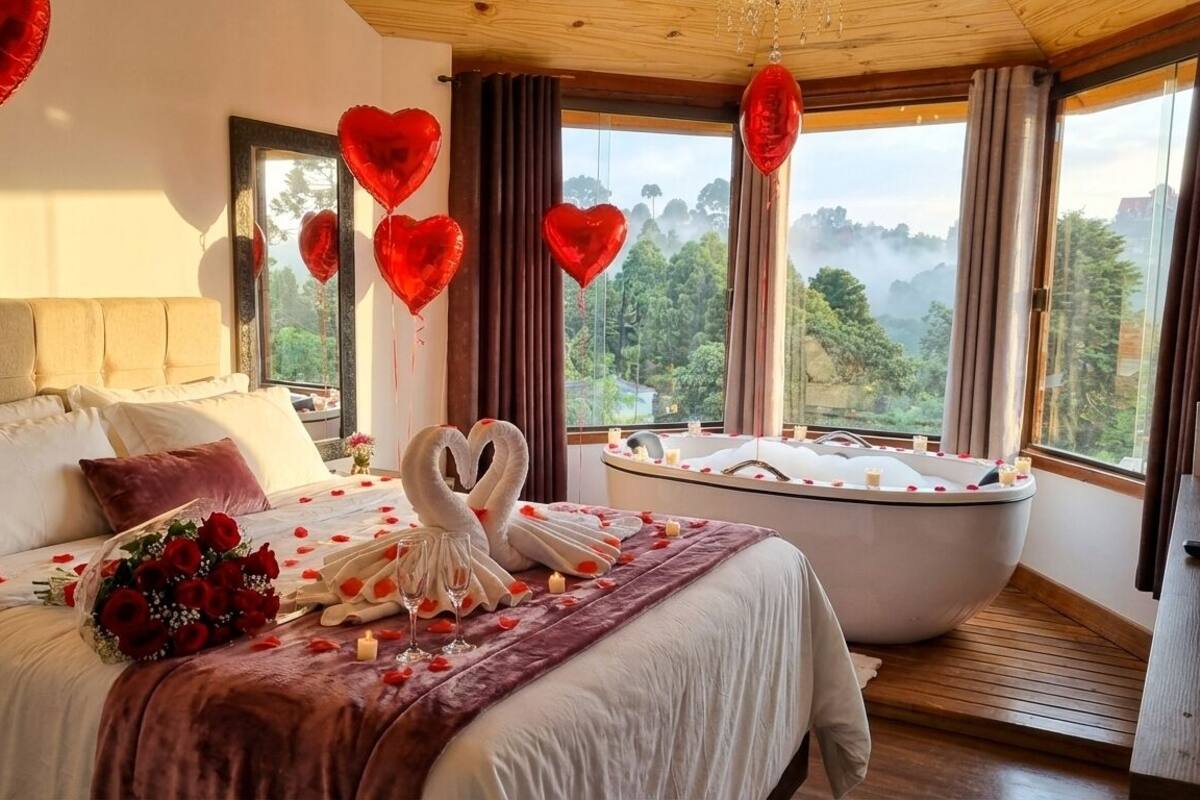 Een slaapkamer met een bed, een badkuip en hartvormige decoraties.