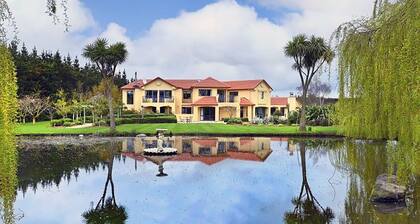 Rural luxury - 5 bedroom getaway