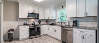 Marietta! Near the Square, Pets & Long stays ok. Entire home