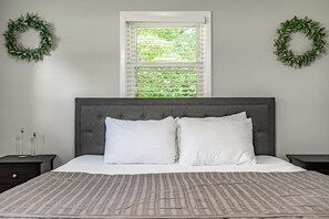 4 bedrooms, desk, iron/ironing board, travel crib