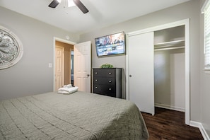 4 bedrooms, desk, iron/ironing board, travel cot