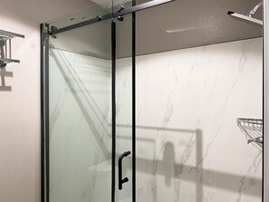 Combined shower/bathtub, hydromassage showerhead, towels - Studio 6 Suites – Stockton, CA – Waterfront (Stockton)