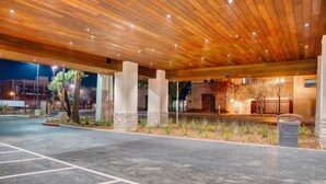 A modern building with a wooden ceiling and large windows. - Studio 6 Suites – Stockton, CA – Waterfront (Stockton)