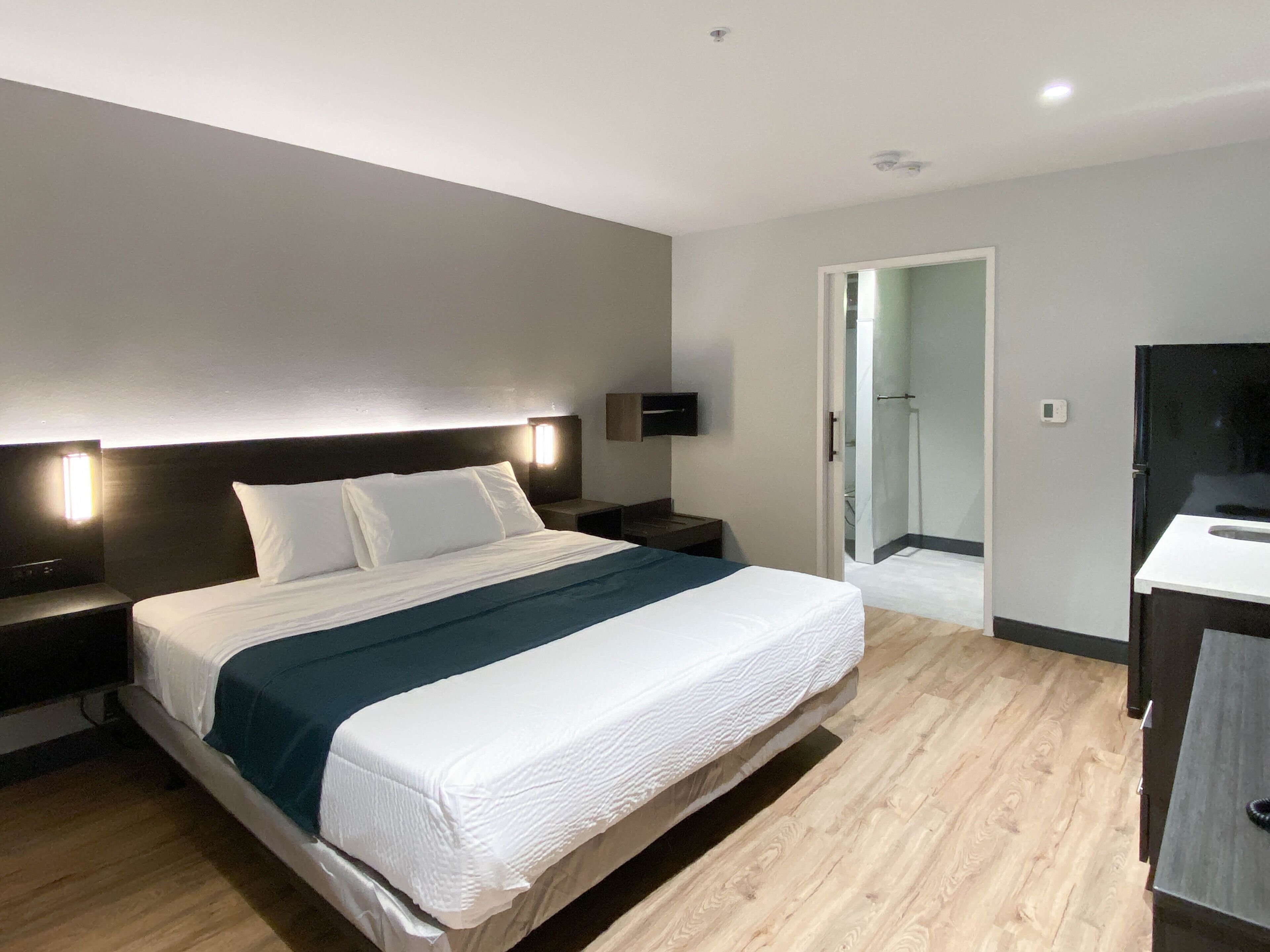 Ropa de cama de alta calidad, camas Select Comfort y escritorio 