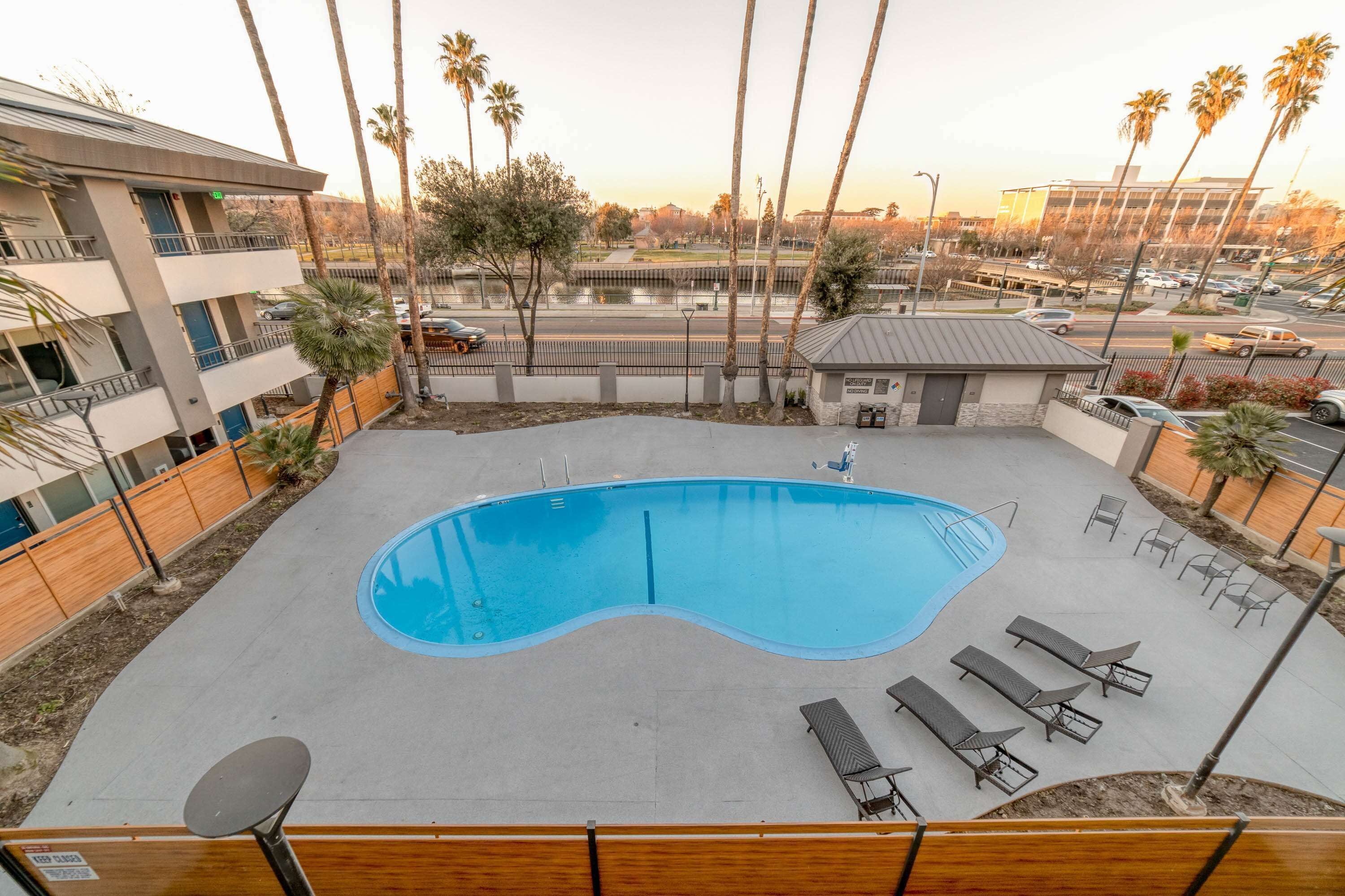 Una piscina al aire libre. Studio 6 Suites – Stockton, CA – Waterfront