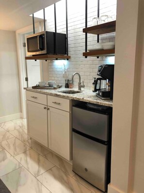 Réfrigérateur, micro-ondes, cafetière/bouilloire, bouilloire électrique