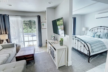 1 bedroom, iron/ironing board, free WiFi, bed sheets. Silver Falls Luxury Studio-1/2 mi from Silver Falls