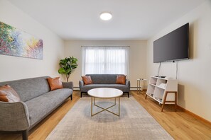 Smart-TV, Kamin, Tischfußball, Tischtennisplatte