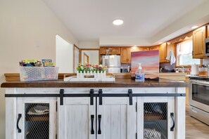 Fridge, microwave, oven, stovetop - Private Heated Pool/Hot Tub/Huge Game Room/Sauna/Fire Pit/Huge Yard/3300 sq ft! (Stroudsburg)