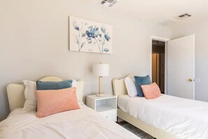 3 camere, una cassaforte in camera, una scrivania, ferro/asse da stiro