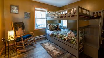 3 bedrooms, desk, iron/ironing board, travel crib