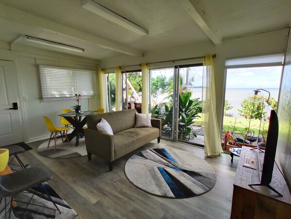 Smart TV - Relaxing oceanfront home overlooking Kaneohe Bay (Kaneohe)