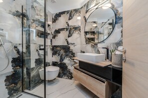 Shower, hair dryer, towels